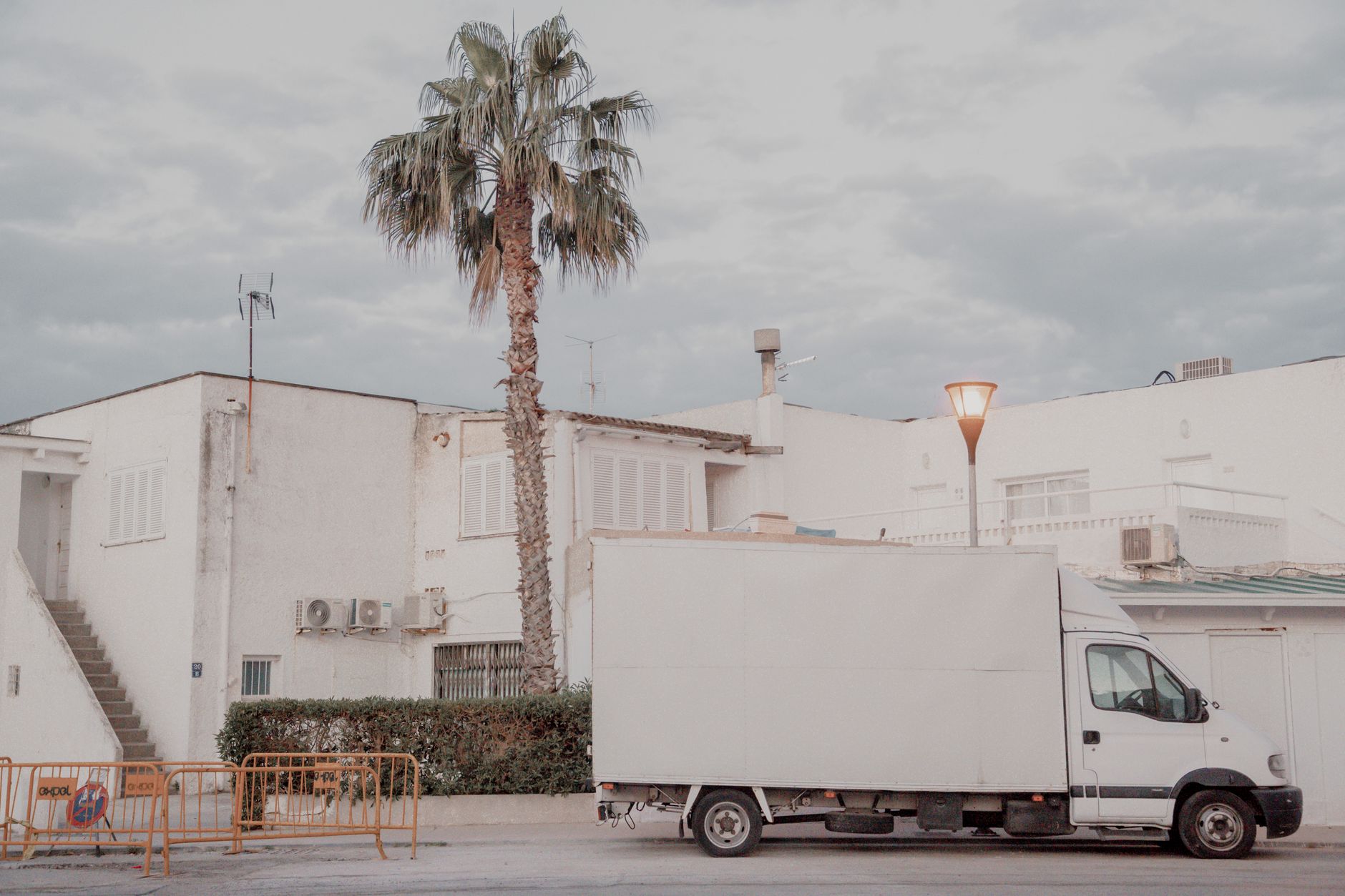 Vue d'un camion de déménagement garé devant des bureaux en centre-ville