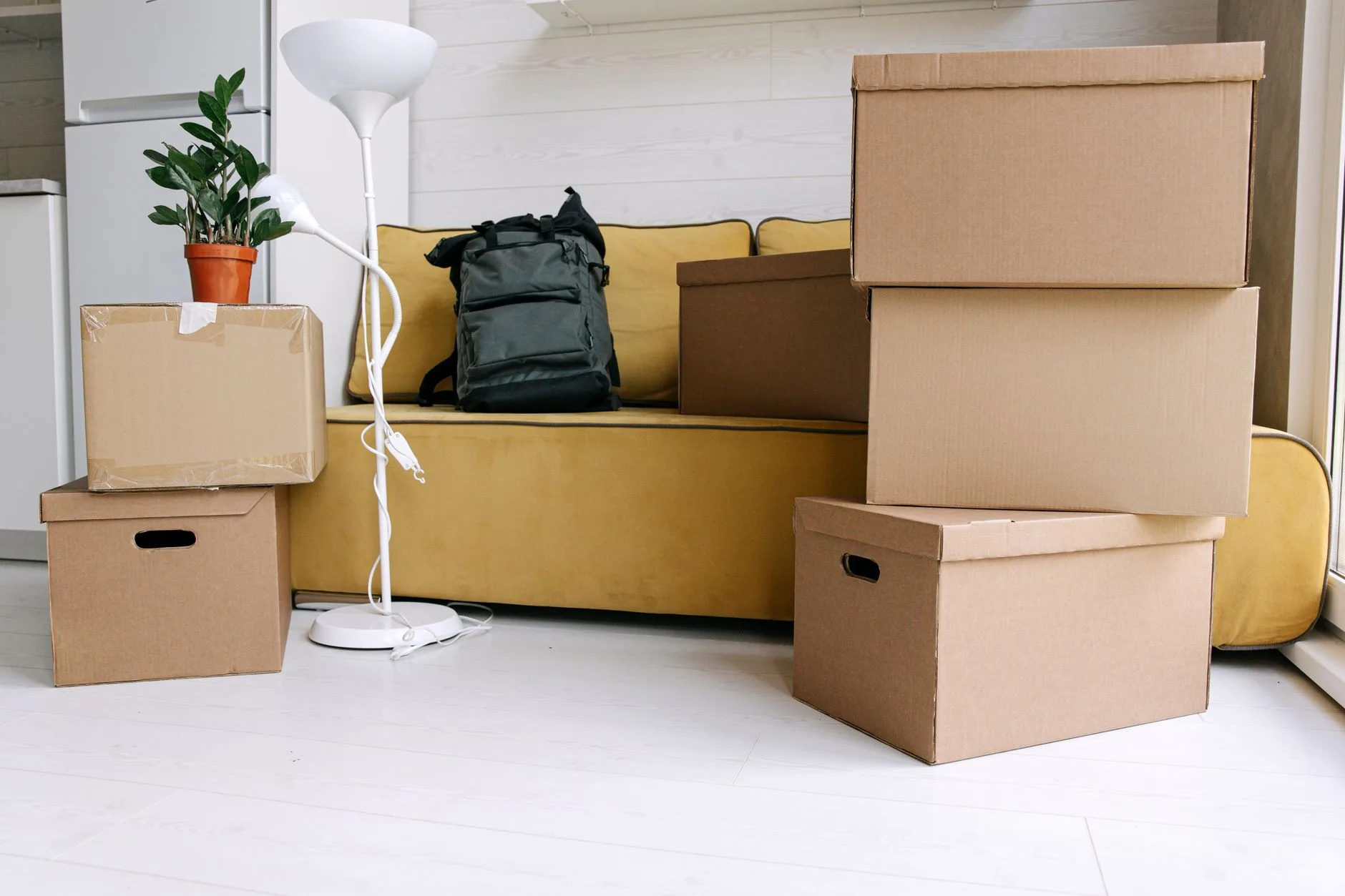 Cartons empilés dans le salon lumineux d'un logement neuf