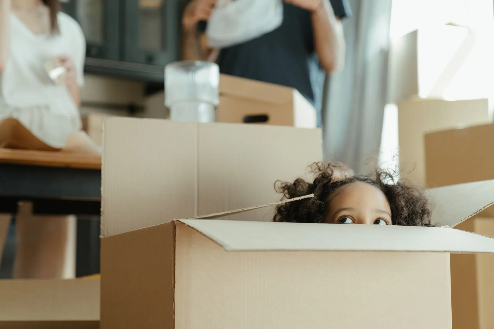Famille emballant des cartons dans un salon