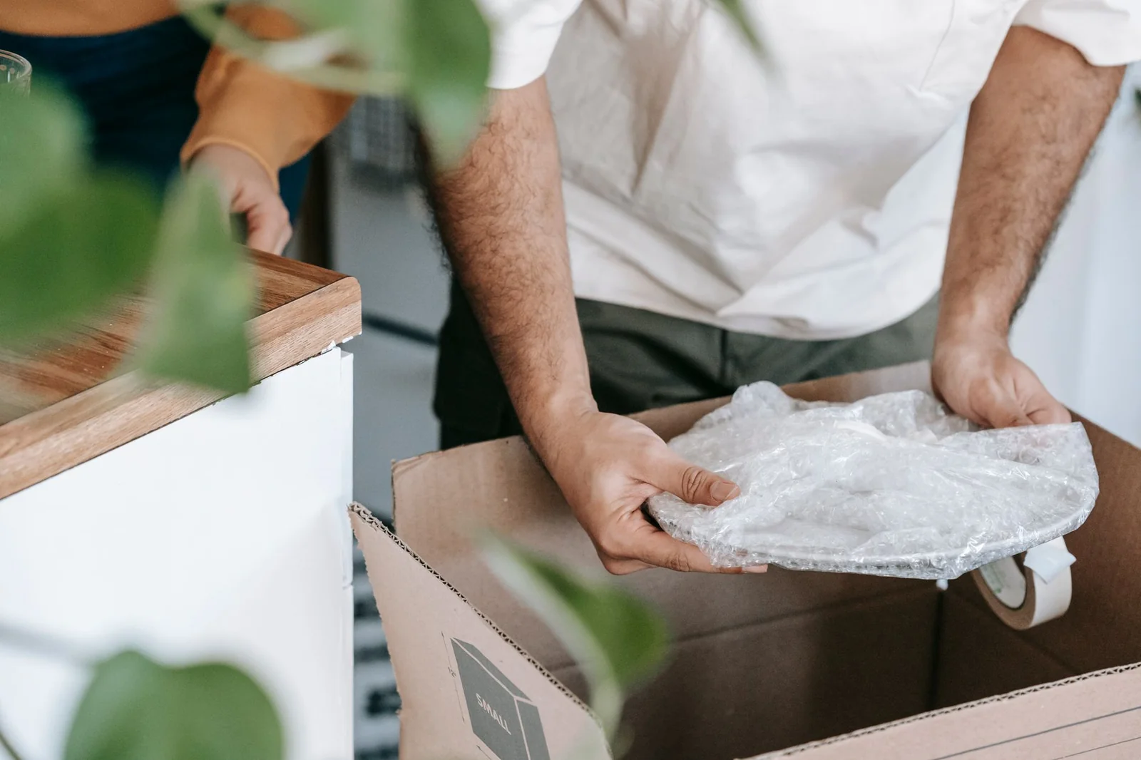 Pièces d'un appartement avec cartons répartis par zone