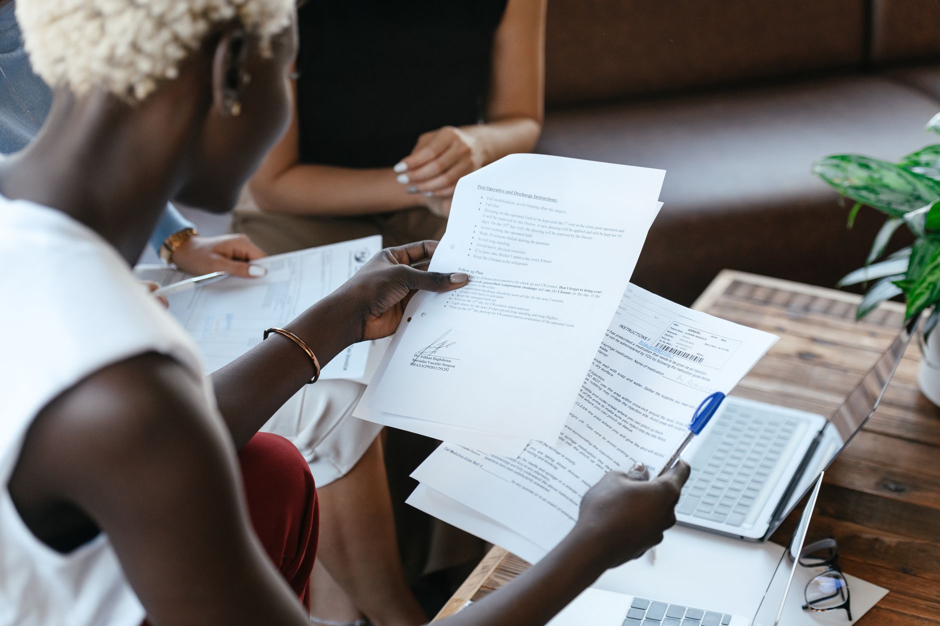 Particulier qui compare deux devis de déménagement posés sur une table