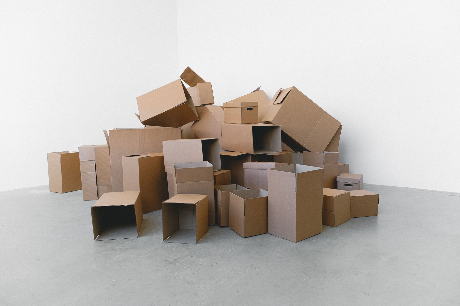 Cartons étiquetés alignés dans un bureau vide prêt au déménagement