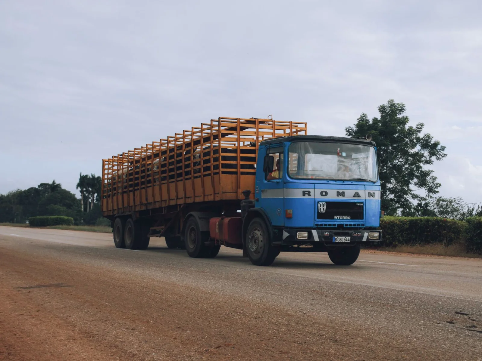 Camion de déménagement sur autoroute quittant Lyon au lever du soleil