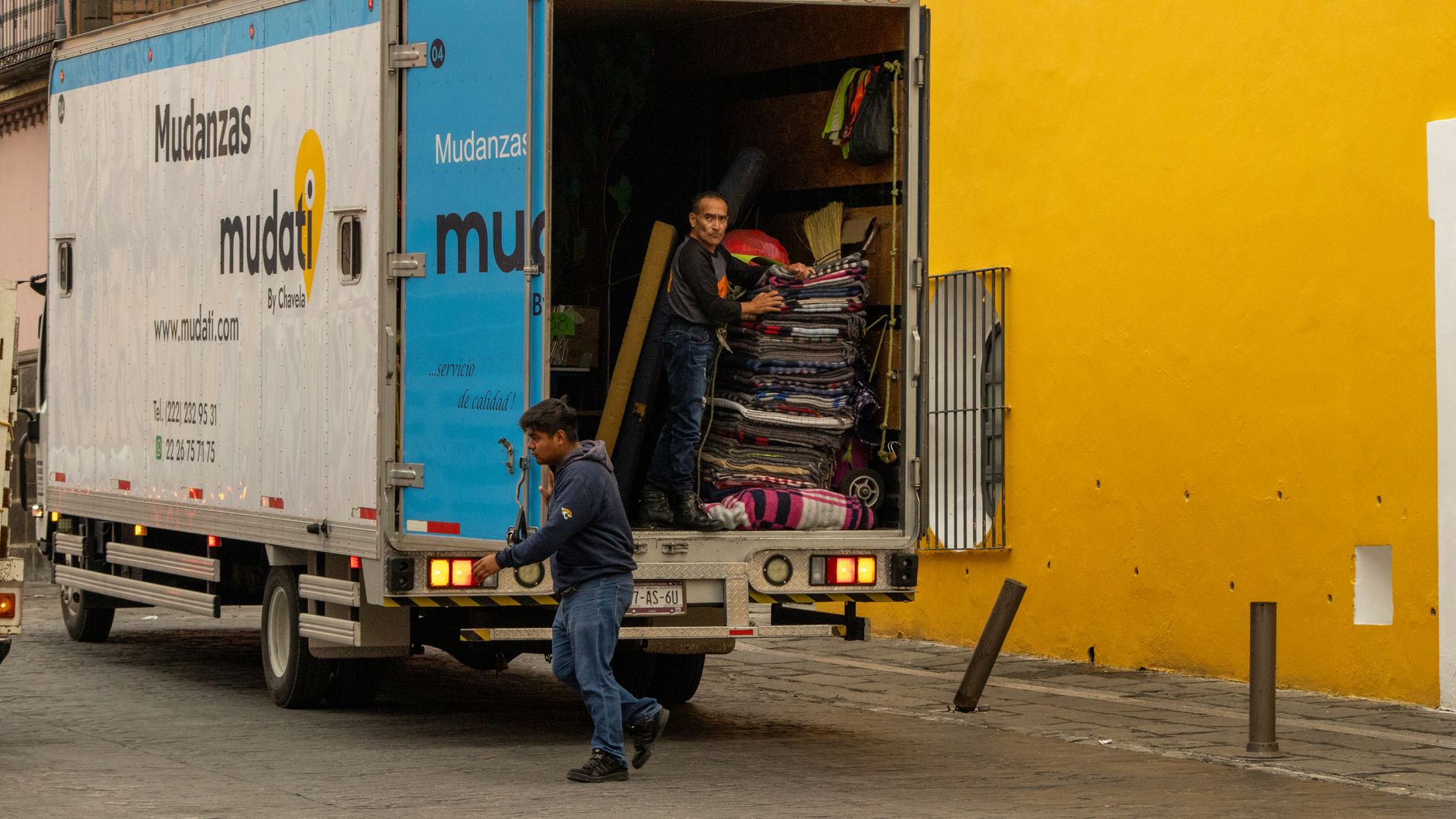 Déménageurs professionnels chargeant des cartons dans un camion à Lyon