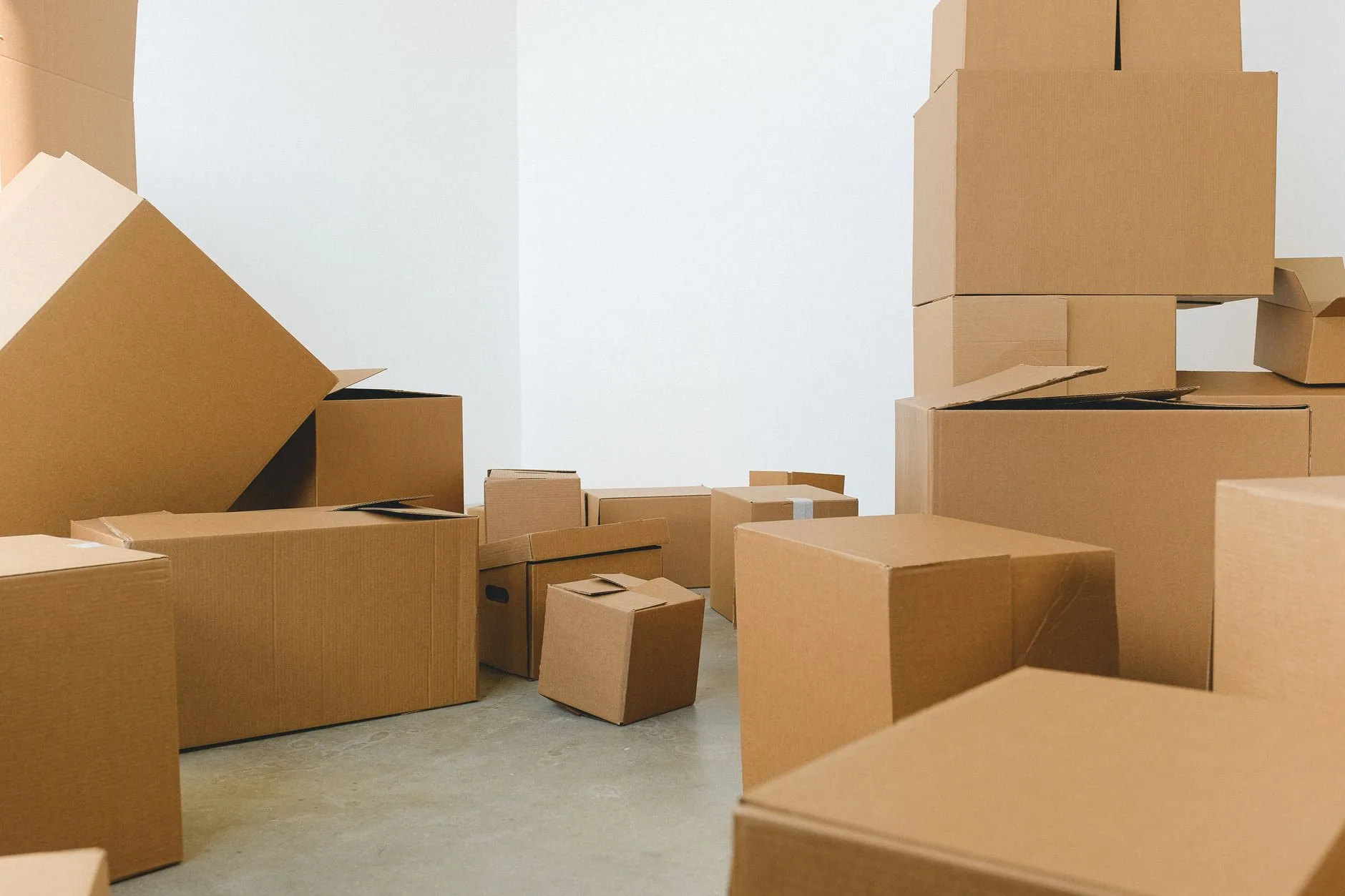 Cartons de déménagement empilés dans des locaux vidés avant un transfert d'entreprise