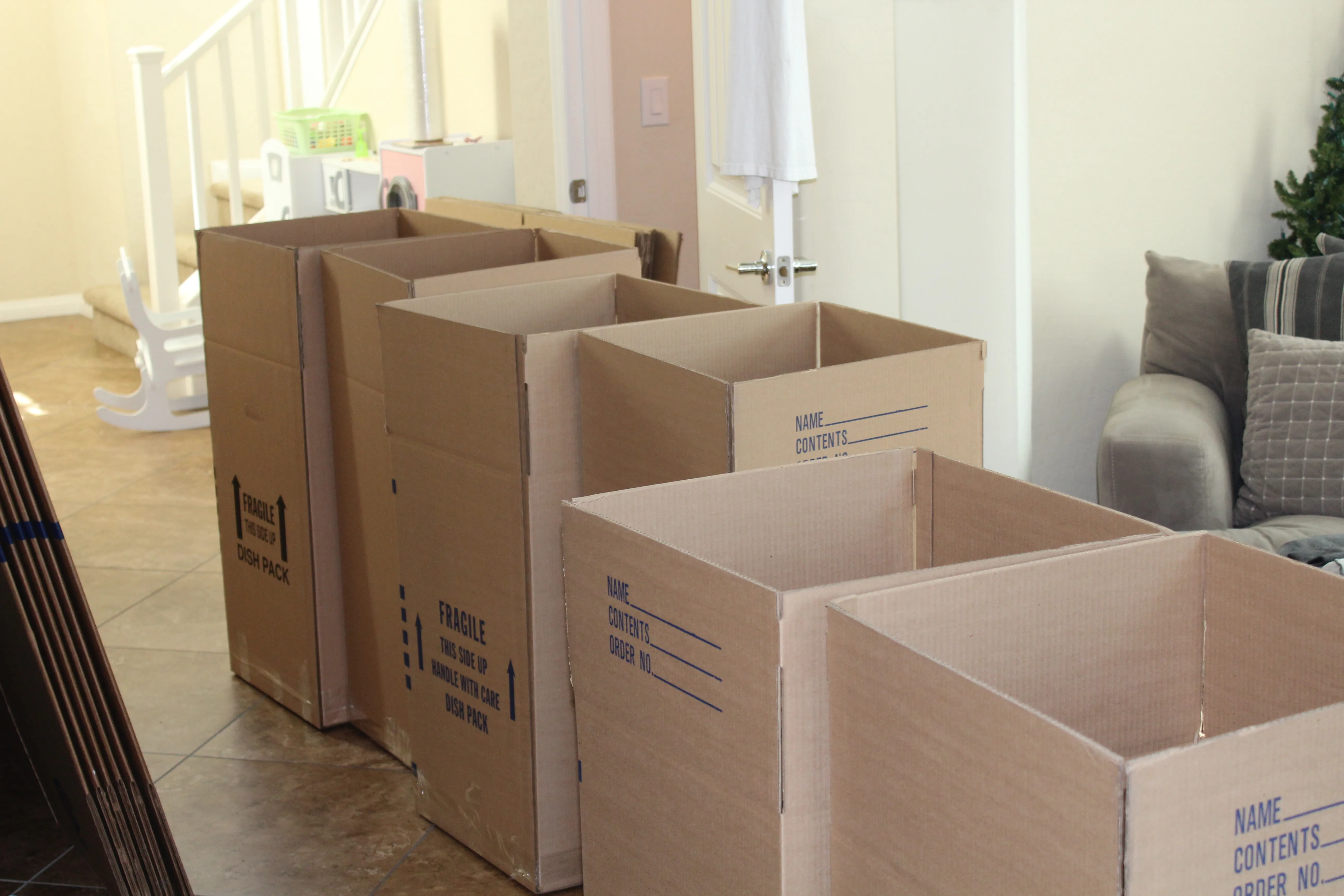 Cartons prêts pour un déménagement rapide dans un salon