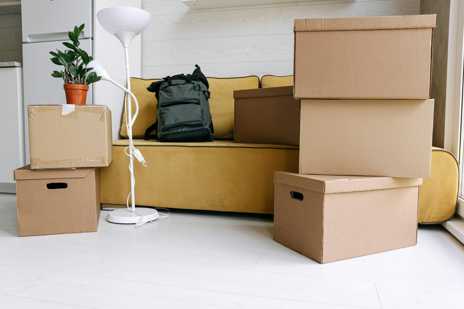 Cartons de déménagement empilés dans un appartement vide, prêts à partir