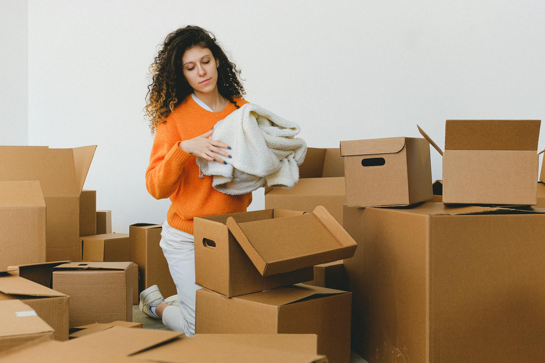 Tri et mise en cartons dans un salon lors d'une préparation de déménagement